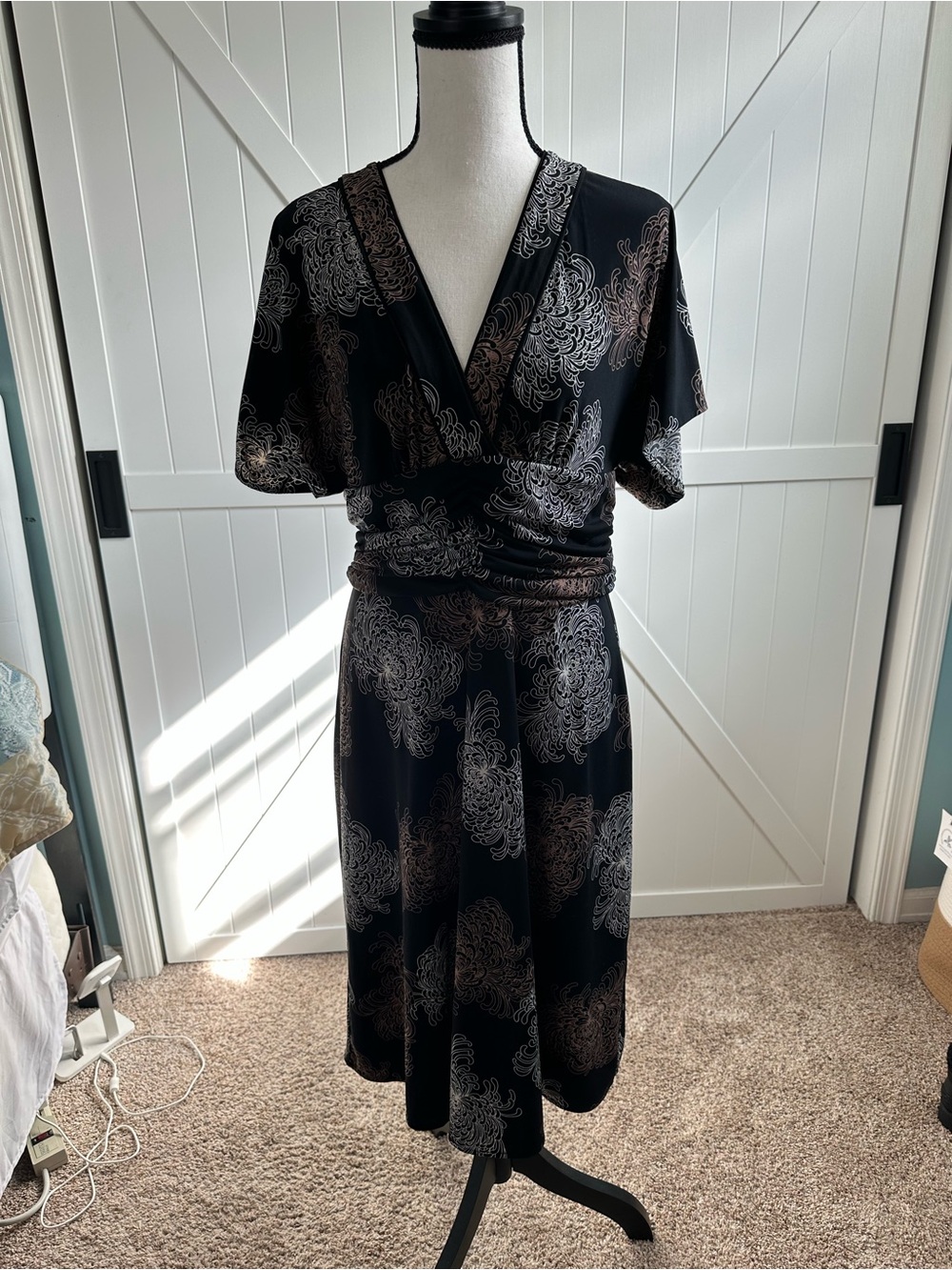 BCBGMAXAZRIA Size M Black Floral Ruched Waist Midi Dress V-Neck Stretch